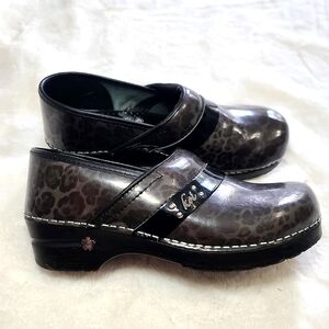 Koi by Sanita Clogs Euro 40 Leopard